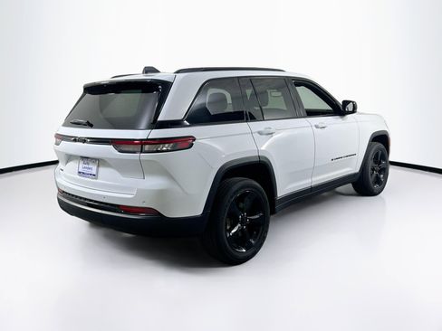 Used 2023 Jeep Grand Cherokee Altitude AWD/4WD image 5