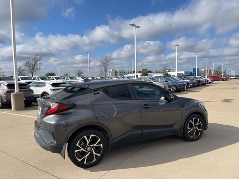 Used 2022 Toyota C-HR XLE image 5