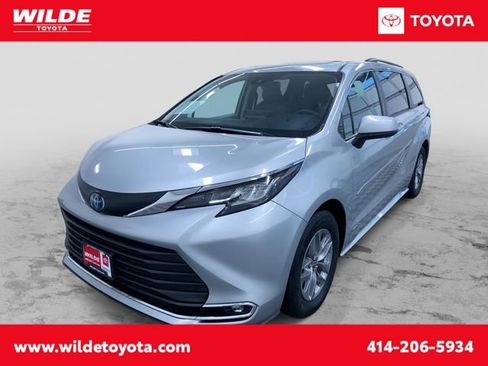 Used 2021 Toyota Sienna XLE image 1