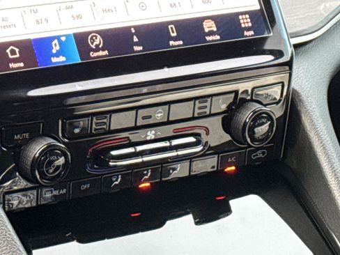 Used 2024 Jeep Grand Cherokee L Limited image 28