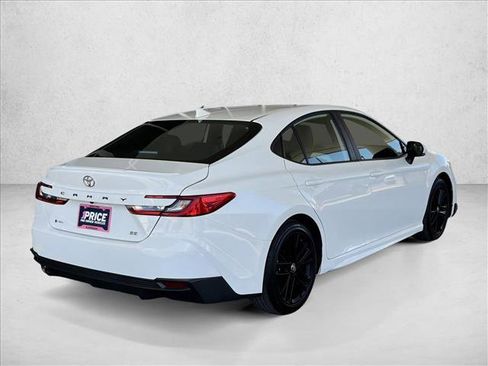 Used 2025 Toyota Camry SE image 6