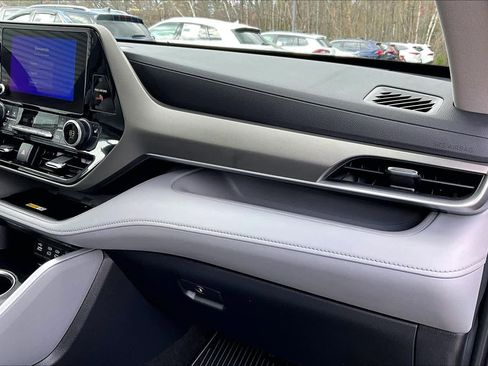 Used 2023 Toyota Highlander XLE image 18