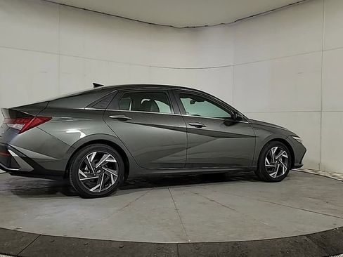 Used 2025 Hyundai Elantra Limited image 7