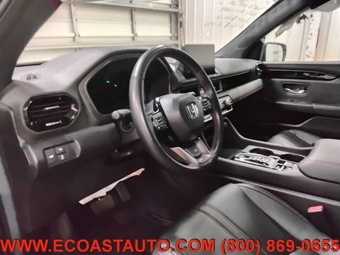 Used 2025 Honda Pilot TrailSport image 11