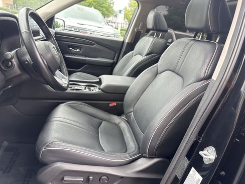 Used 2025 Honda Pilot Elite image 13
