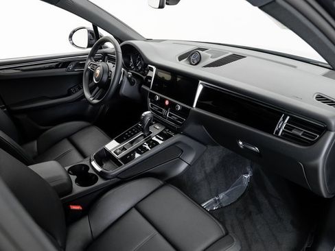 Used 2025 Porsche Macan image 24