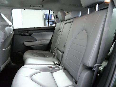 Used 2023 Toyota Highlander XLE AWD/4WD image 16