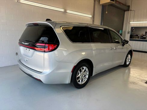 Used 2024 Chrysler Pacifica Touring-L FWD image 6