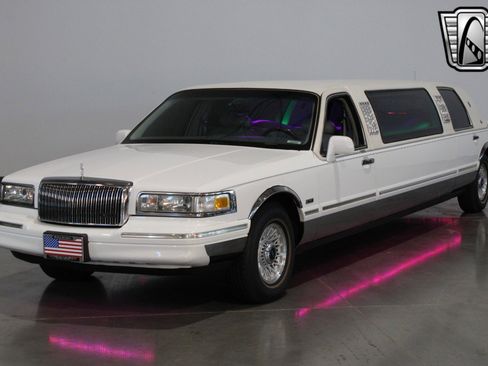 Used 1996 Lincoln Town Car Executive image 3