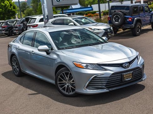 Used 2022 Toyota Camry XLE FWD image 2