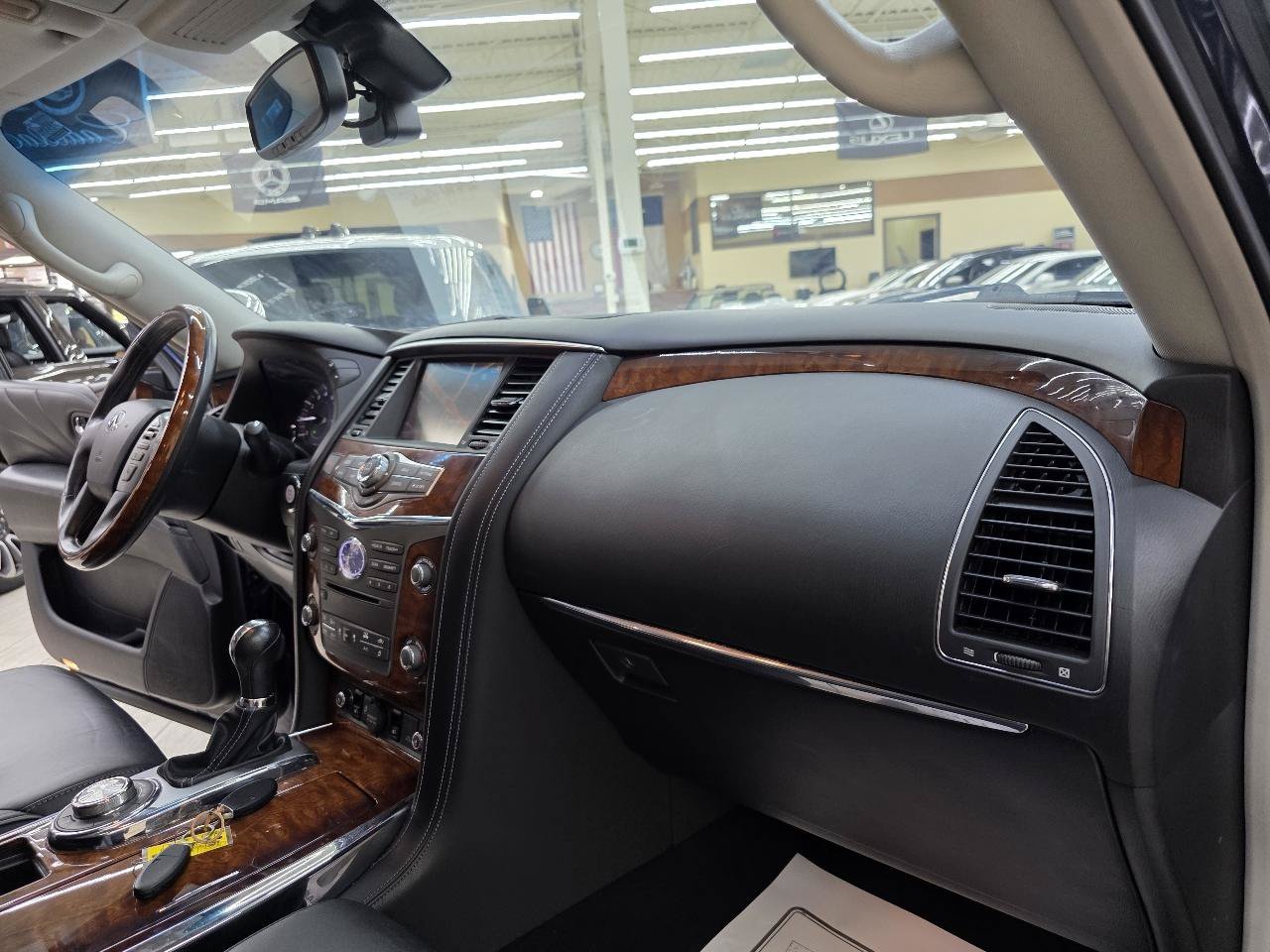 Used 2015 INFINITI QX80 4WD w/ Deluxe Technology Package image 24