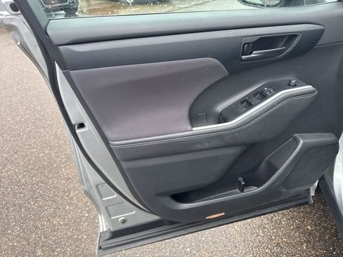 Used 2020 Toyota Highlander L AWD/4WD image 15