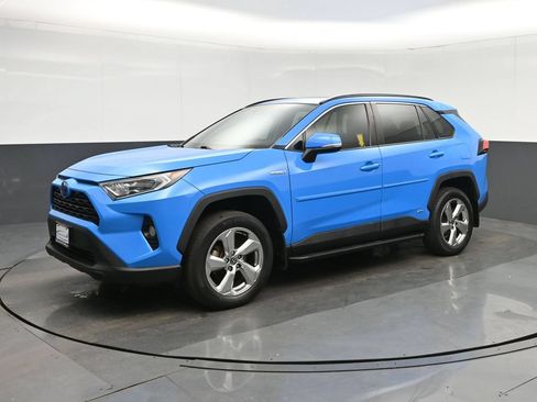 Used 2021 Toyota RAV4 XLE Premium AWD/4WD image 3