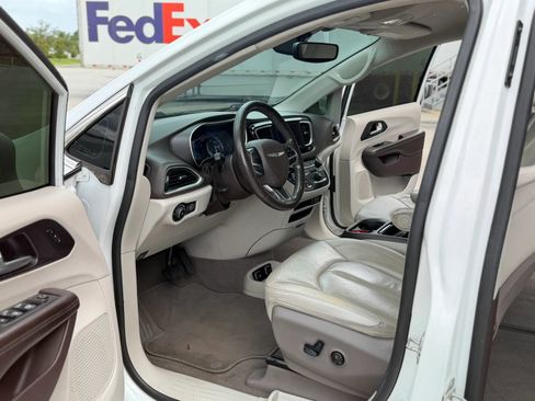 Used 2020 Chrysler Pacifica Touring-L FWD image 16