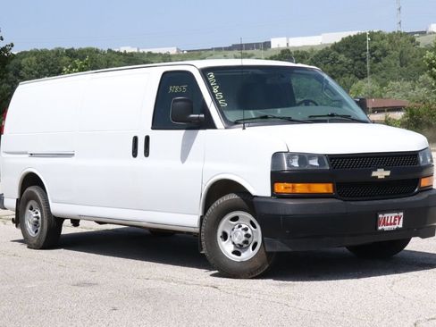 Used 2018 Chevrolet Express 3500 Extended w/ Driver Convenience Package RWD image 2