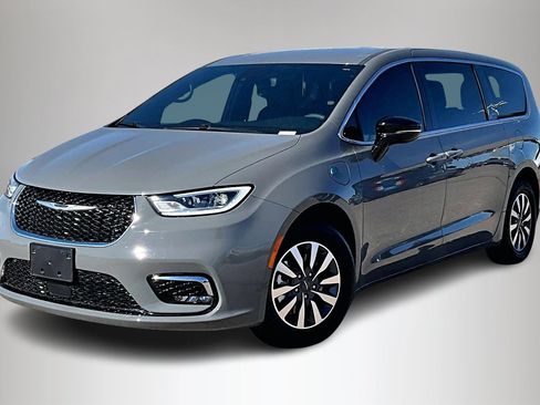 Used 2025 Chrysler Pacifica Select image 3