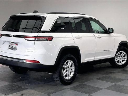 Used 2025 Jeep Grand Cherokee Laredo AWD/4WD image 13