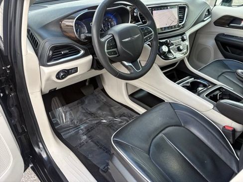 Used 2023 Chrysler Pacifica Limited FWD image 31