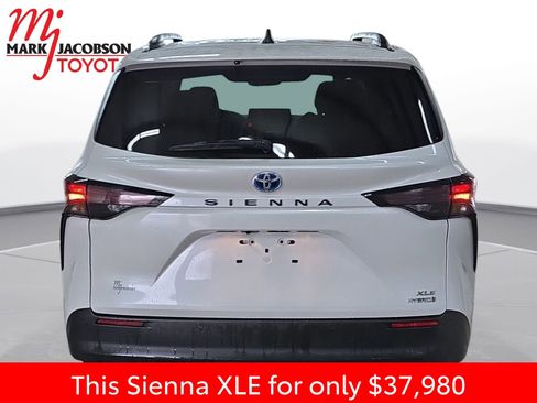 Used 2024 Toyota Sienna XLE image 11