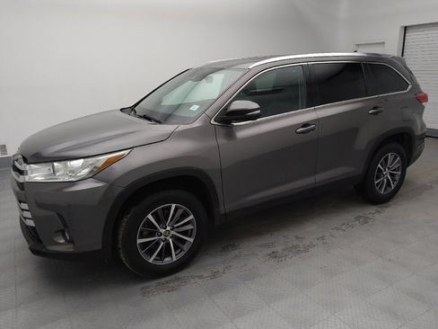 Used 2019 Toyota Highlander XLE image 2