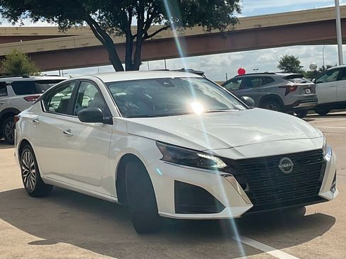 Used 2025 Nissan Altima 2.5 SV FWD image 3