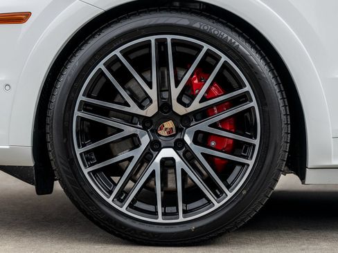 Certified 2026 Porsche Cayenne GTS AWD/4WD image 15