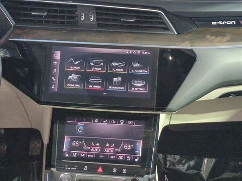 Used 2019 Audi e-tron Prestige w/ Prestige Package AWD/4WD image 16