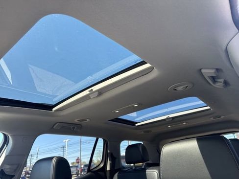 Used 2021 GMC Acadia SLT w/ Elevation Edition image 17