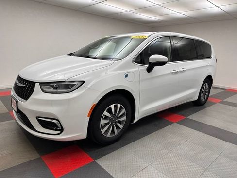 Used 2023 Chrysler Pacifica Touring-L FWD image 3