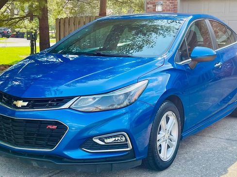 Used 2017 Chevrolet Cruze LT w/ Convenience Package image 1