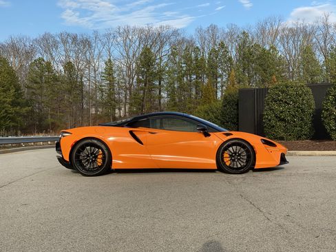 Used 2025 McLaren Artura Spider image 37