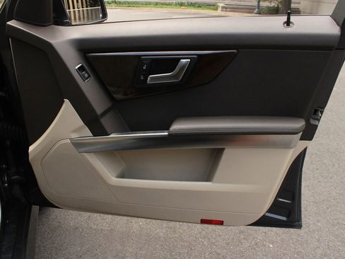 Used 2013 Mercedes-Benz GLK 350 4MATIC w/ Premium 1 Pkg w/o Sunroof image 27