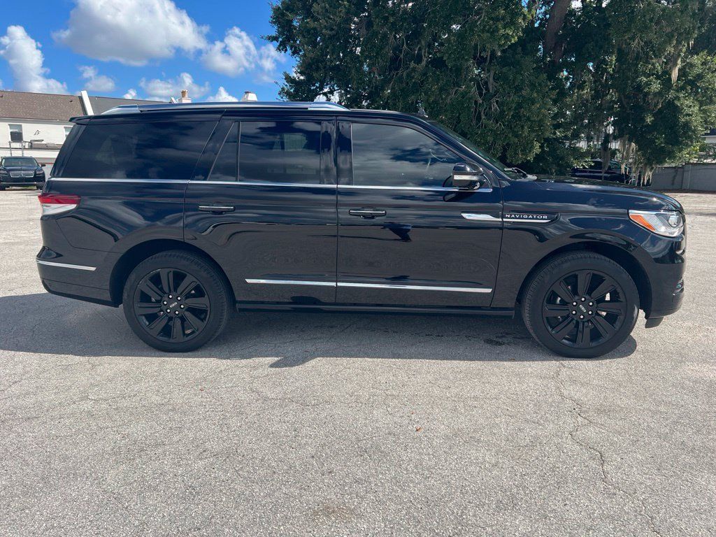 Used 2023 Lincoln Navigator Reserve w/ Monochromatic Package RWD image 2