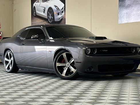 Used 2017 Dodge Challenger R/T image 2