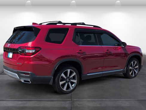 Certified 2025 Honda Pilot Touring image 7