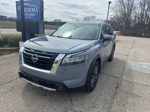 Used 2023 Nissan Pathfinder SL AWD/4WD image 2