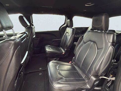 Used 2022 Chrysler Pacifica Touring-L w/ Uconnect Theater Family Group AWD/4WD image 15