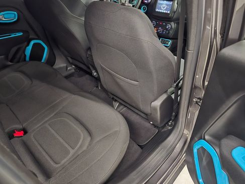 Used 2018 Jeep Renegade Latitude FWD image 31