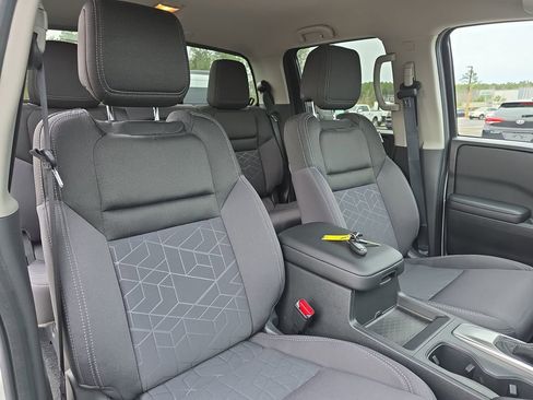 Used 2025 Nissan Frontier SV w/ SV Convenience Package image 13