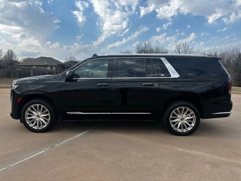 Used 2023 Cadillac Escalade ESV Premium Luxury AWD/4WD image 2