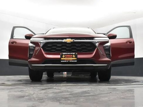 Used 2025 Chevrolet Trax LT w/ LT Convenience Package image 11