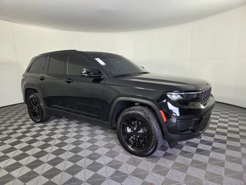 Used 2025 Jeep Grand Cherokee Altitude RWD image 3