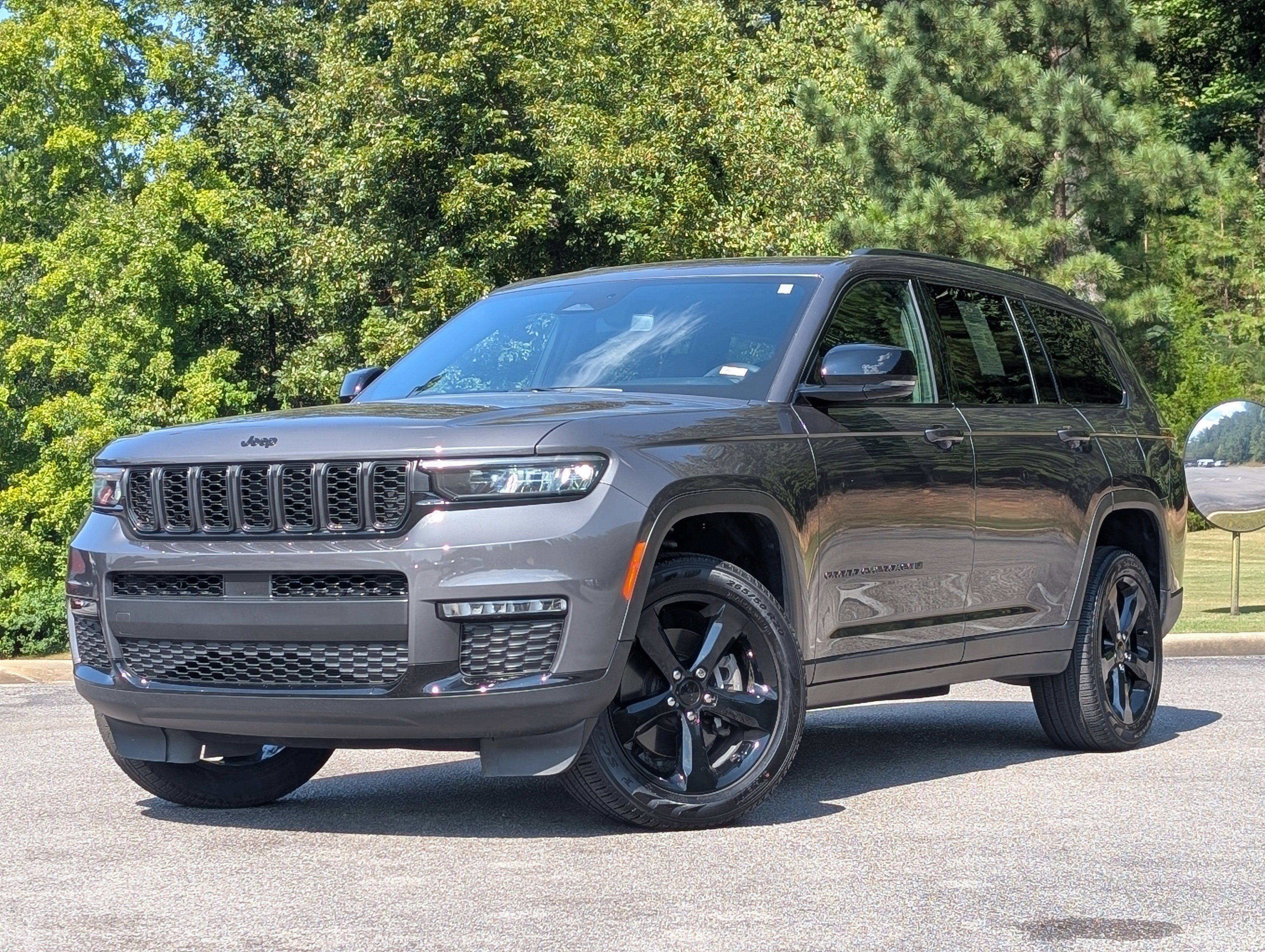 Used 2024 Jeep Grand Cherokee L Limited w/ Black Appearance Package AWD/4WD image 4