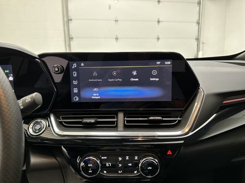 Used 2025 Chevrolet Trax RS w/ Sunroof Package FWD image 30