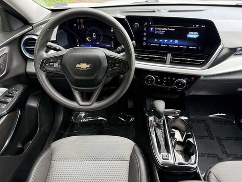 Certified 2025 Chevrolet Trax LT FWD image 13