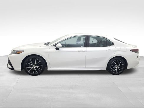 Used 2024 Toyota Camry SE image 9