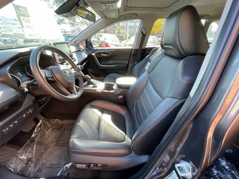 Used 2022 Toyota RAV4 XLE Premium image 11