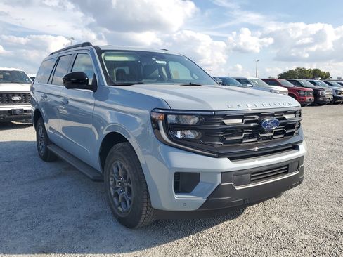 New 2025 Ford Expedition Active image 2