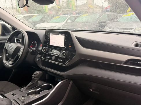 Used 2022 Toyota Highlander L FWD image 17