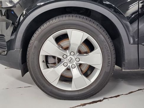 Used 2020 Volvo XC40 T4 Momentum FWD image 8